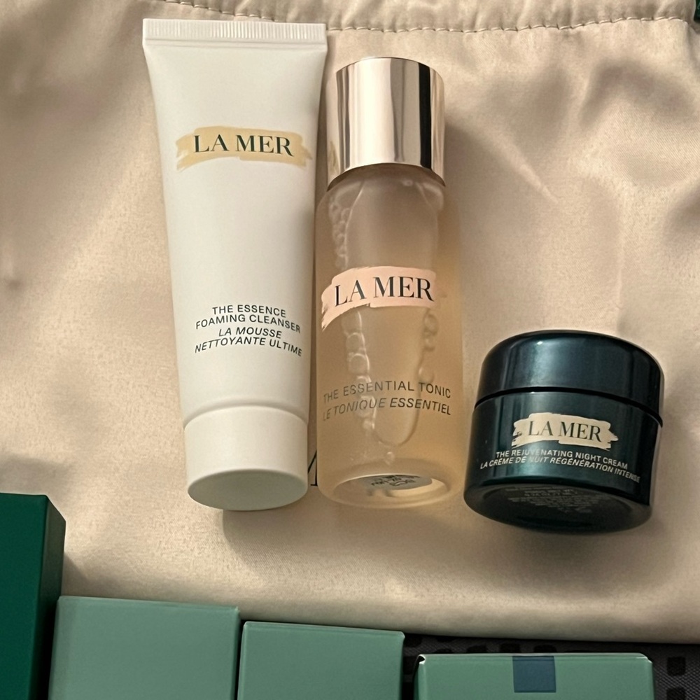 La Mer Skincare Trio with Gold Accents